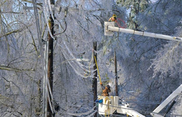 عاصفة
      قطبية
      توقع
      30
      قتيلاً
      في
      الولايات
      المتحدة