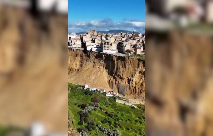 مشهد مرعب.. انهيار أرضي يترك بلدة إيطالية على حافة جرف ويهدد بابتلاعها