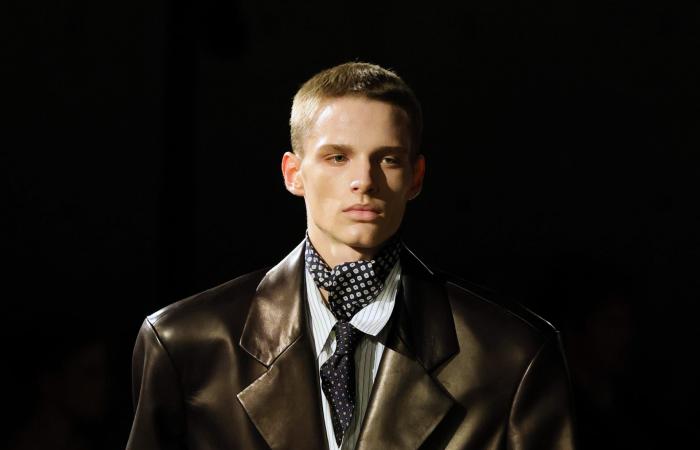 نجمات يرتدين "اللانجري" في عرض أزياء رجالي في باريس