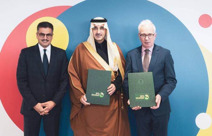 السعودية
      تدعم
      الصندوق
      العالمي
      لمكافحة
      الإيدز
      والسل
      والملاريا
      بـ39
      مليون
      دولار