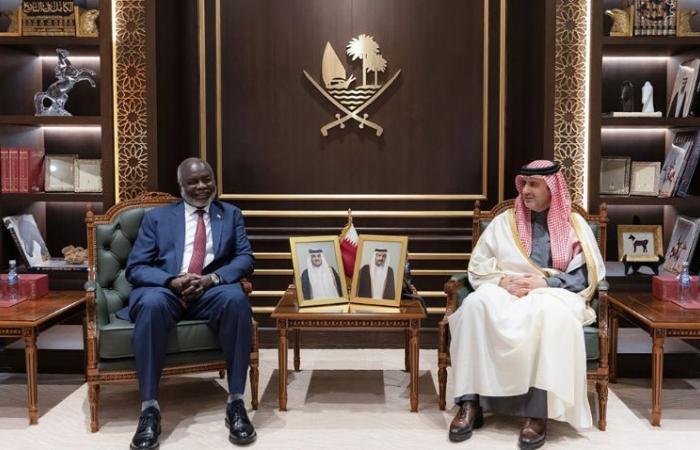 محافظ مصرف قطر المركزي يجتمع مع وزير المالية السوداني ومحافظ بنك السودان المركزي