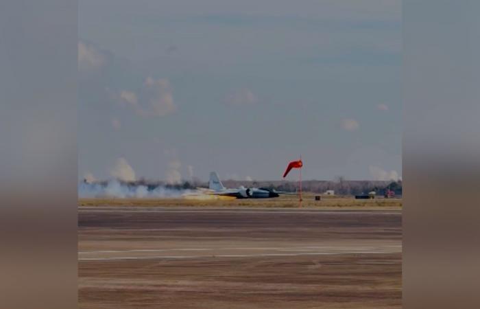 شاهد.. طائرة تابعة لوكالة ناسا تهبط على بطنها بلا عجلات في مطار