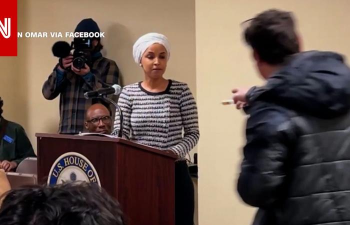 متابعة: أشعل غضبها.. شاهد رجلًا يرش المشرعة إلهان عمر بمادة مجهولة في خطابها بأمريكا