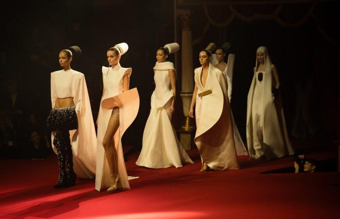 مفاجأة "عربيّة" في أسبوع باريس.. مغنيّة تونسيّة تتحوّل إلى عارضة أزياء