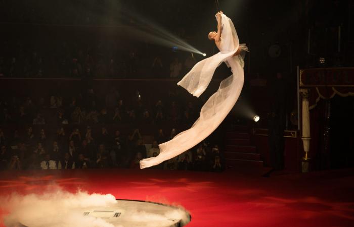 مفاجأة "عربيّة" في أسبوع باريس.. مغنيّة تونسيّة تتحوّل إلى عارضة أزياء