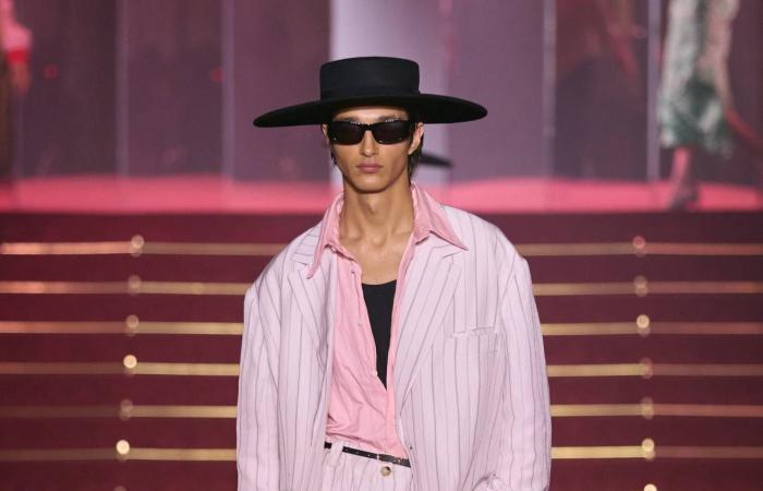 أسبوع
      باريس
      للهوت
      كوتور
      ربيع
      وصيف
      2026...
      النجمات
      يصنعن
      البريق
      في
      باريس