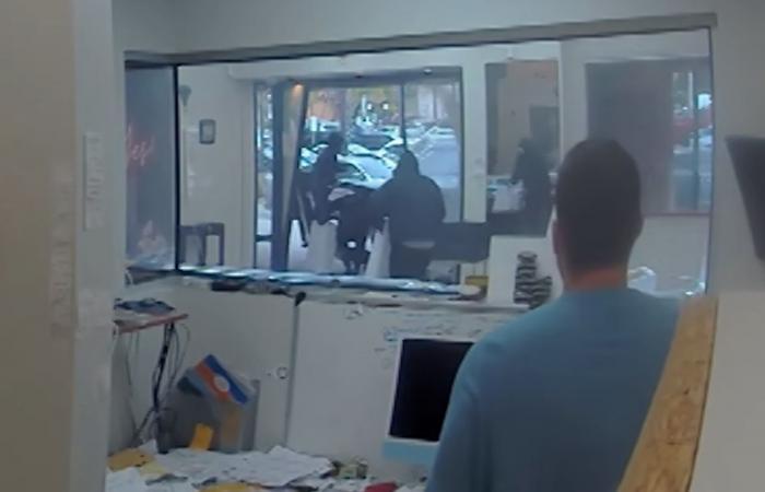 كاميرات مراقبة توثق لحظة السطو على متجر مجوهرات في كاليفورنيا