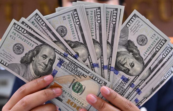 الدولار قرب أدنى مستوى له منذ 4 سنوات رغم تصريحات ترامب