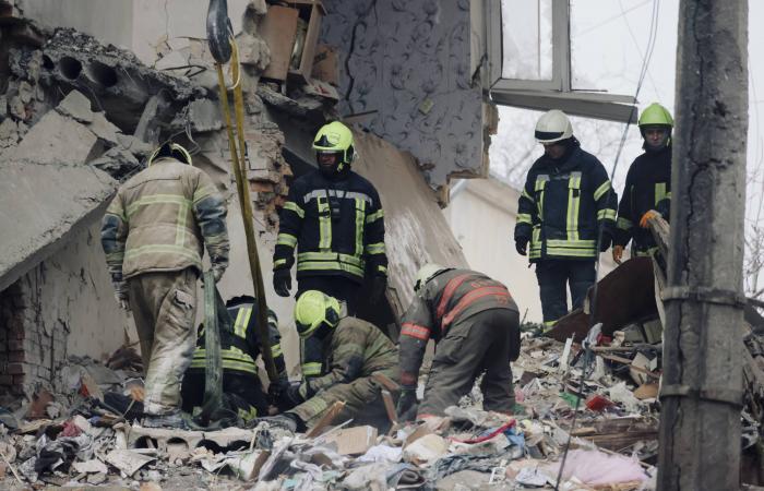 الكرملين:
      مسألة
      الأراضي
      ليست
      العائق
      الوحيد
      أمام
      مفاوضات
      السلام
      الثلاثية
      المرتقبة