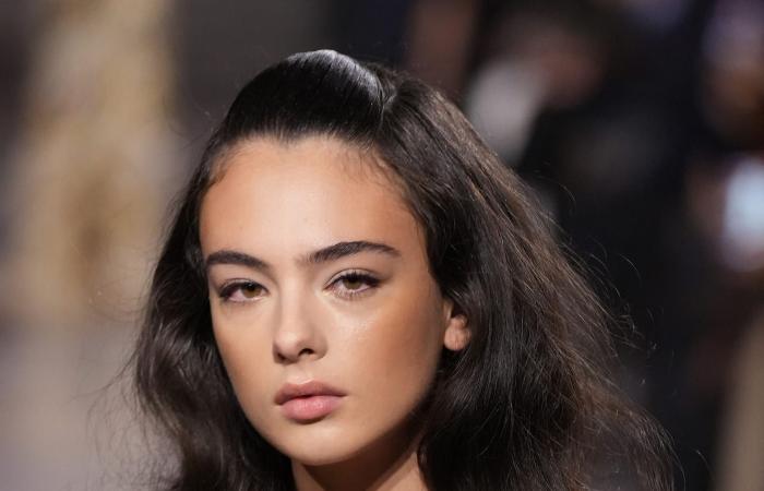 ابنة مونيكا بيلوتشي تسرق الأضواء على منصة إيلي صعب في أسبوع باريس