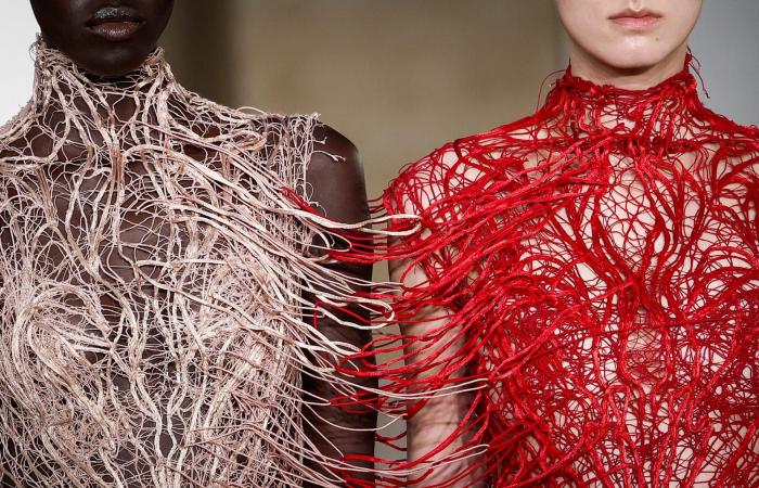 عارضتان متشابكتان على المنصة.. مشهد غير معتاد في أسبوع الأزياء الراقية بباريس