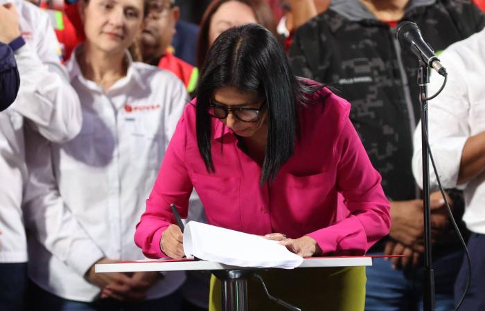 أميركا
      تخفف
      العقوبات
      على
      النفط
      الفنزويلي...
      وكاركاس
      تفتح
      القطاع
      للشركات
      الخاصة