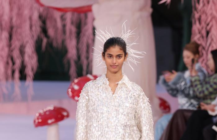 المدير الإبداعي لـ"شانيل" بكنزة نسائية تحمل رسالة رمزية مؤثرة