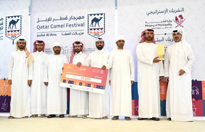 تتويج الفائزين بأشواط المفاريد الدولية لفئة الأصايل بمهرجان قطر للإبل