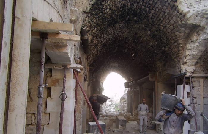 سوق
      حلب
      التاريخية
      تنفض
      غبار
      الحرب
      والزلزال
      ببطء