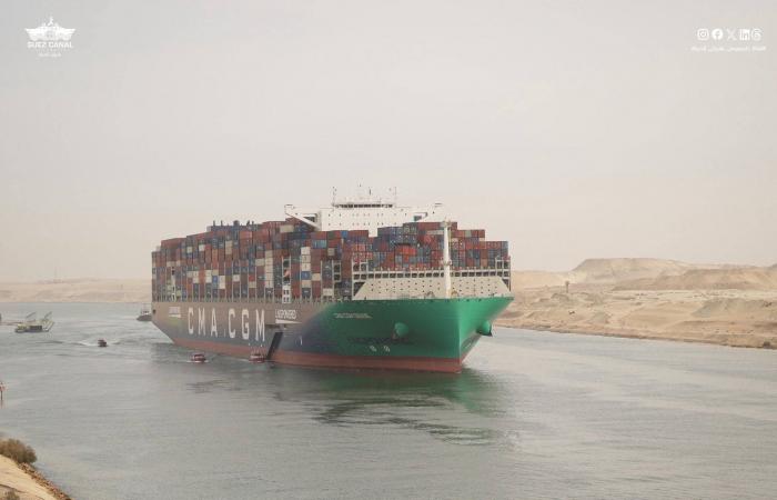 سفينة
      فرنسية
      عملاقة
      في
      قناة
      السويس
      تنعش
      آمال
      عودة
      الملاحة
      لطبيعتها