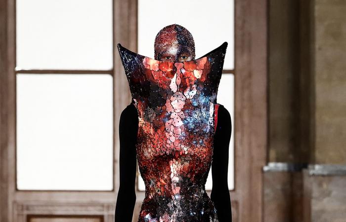 عارضتان متشابكتان على المنصة.. مشهد غير معتاد في أسبوع الأزياء الراقية بباريس