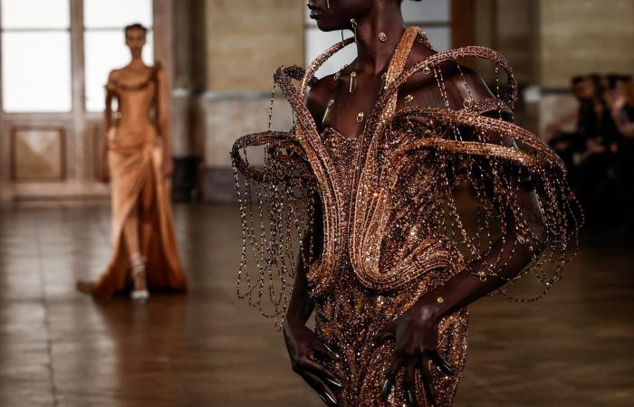 عارضتان متشابكتان على المنصة.. مشهد غير معتاد في أسبوع الأزياء الراقية بباريس