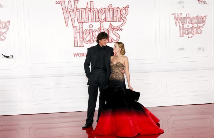 مارغوت روبي تخطف الأنظار بقطعة مجوهرات تاريخية عمرها مئات السنين