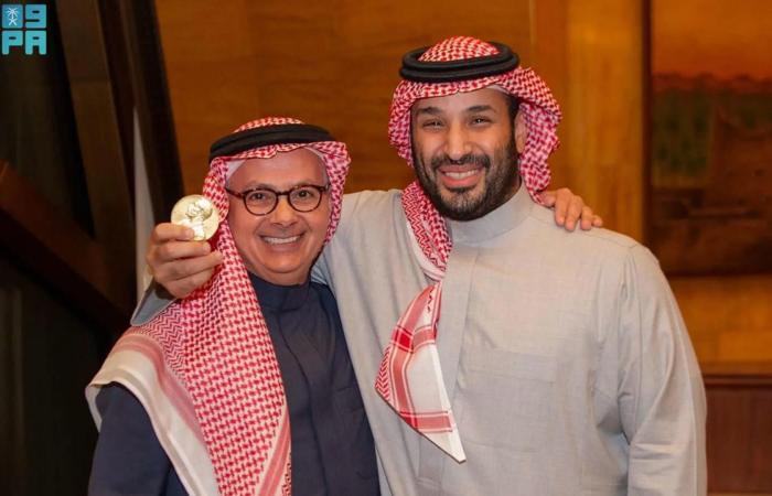 بصورة مع ميدالية نوبل.. محمد بن سلمان يلتقي عمر ياغي الفائز بالجائزة عام 2025
