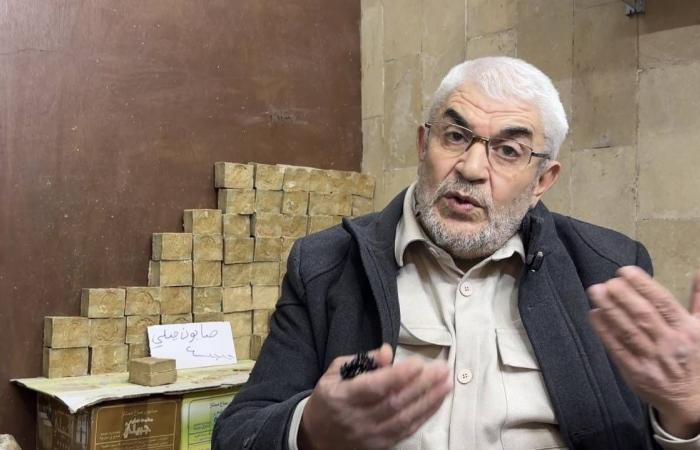 سوق
      حلب
      التاريخية
      تنفض
      غبار
      الحرب
      والزلزال
      ببطء