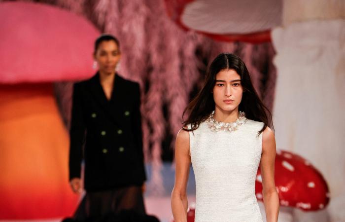 المدير الإبداعي لـ"شانيل" بكنزة نسائية تحمل رسالة رمزية مؤثرة