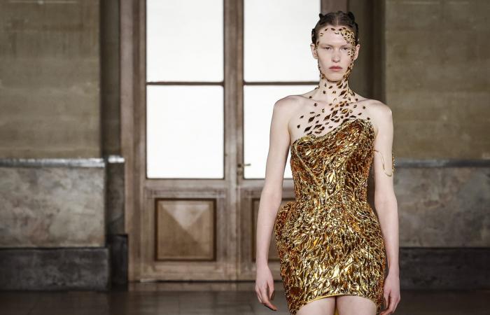 عارضتان متشابكتان على المنصة.. مشهد غير معتاد في أسبوع الأزياء الراقية بباريس