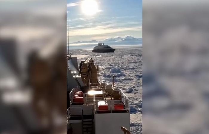 فيديو يظهر سفينة ضخمة عالقة وسط الجليد في القطب الجنوبي
