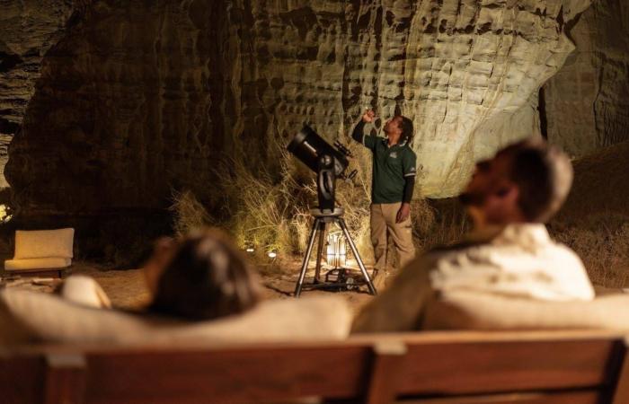 مناطيد
      وسفاري
      العُلا...
      تجربة
      سياحية
      تُحلّق
      فوق
      200
      ألف
      سنة
      من
      التاريخ