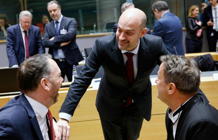 فرنسا
      حريصة
      على
      إبراز
      دورها
      في
      التوصل
      إلى
      اتفاق
      بين
      دمشق
      والأكراد