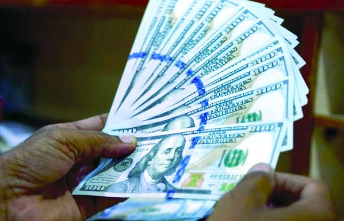 الدولار يتجه لتسجيل خسائر للأسبوع الثاني على التوالي