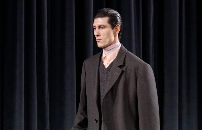 المصمّمون يكسرون القوالب التقليدية في أسبوع الموضة الرجالي في باريس