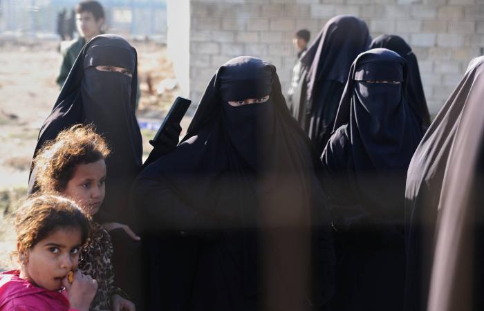 الحكومة
      السورية
      ستغلق
      ‌مخيمات
      النزوح
      وتعلن
      «الهول»
      منطقة
      «أمنية
      مغلقة»