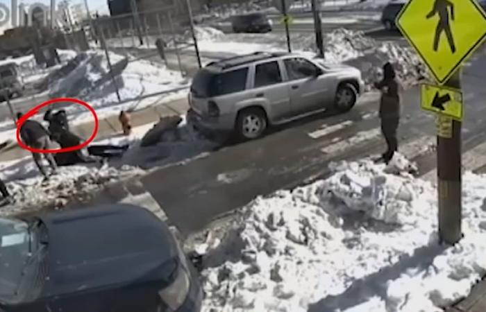 استُخدم فيه سكين ومسدس.. شجار شخصين على موقف سيارة بأمريكا يصيب أحدهما بجروح بالغة