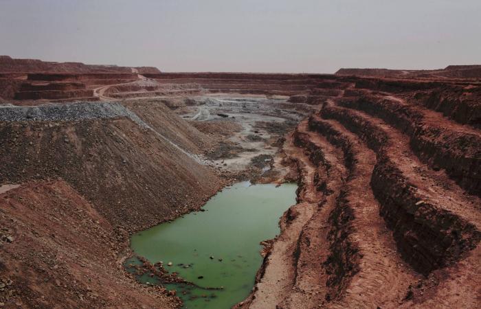 مقتل
      أكثر
      من
      200
      في
      انهيار
      منجم
      بشرق
      الكونغو