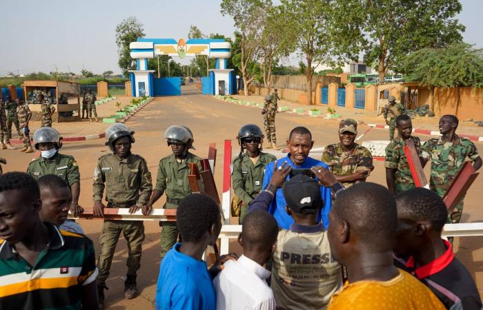 الشرطة
      الإسبانية
      تقبض
      على
      صيني
      متهم
      بتمويل
      «حماس»
       