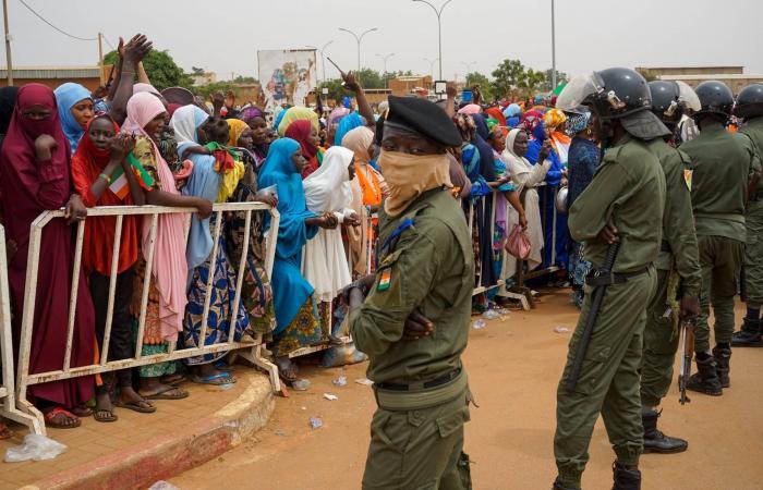 الشرطة
      الإسبانية
      تقبض
      على
      صيني
      متهم
      بتمويل
      «حماس»
       