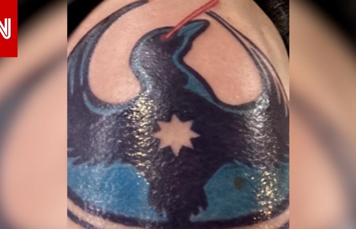 متابعة: شاهد.. وشم "أيقوني" يصبح رمزًا للمتظاهرين المناهضين لإدارة الهجرة والجمارك الأمريكية