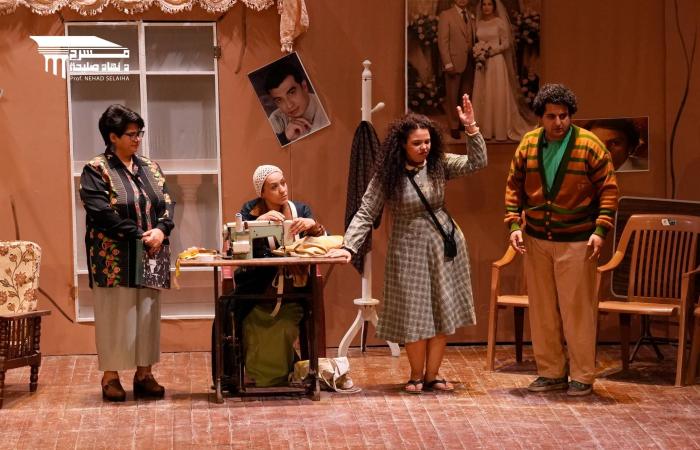 «على
      كيفك
      ميل»...
      مسرحية
      كوميدية
      تحتفي
      بـ«نوستالجيا»
      التسعينات
      في
      مصر