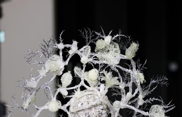 أقنعة مخيفة وغامضة.. عرض أزياء يثير الذعر في باريس