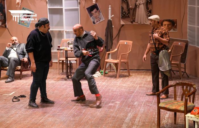 «على
      كيفك
      ميل»...
      مسرحية
      كوميدية
      تحتفي
      بـ«نوستالجيا»
      التسعينات
      في
      مصر