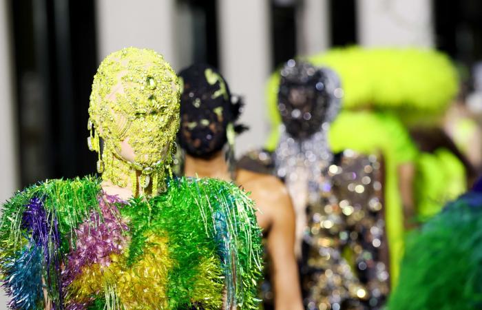 أقنعة مخيفة وغامضة.. عرض أزياء يثير الذعر في باريس