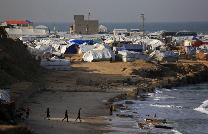 غزيون
      في
      مصر
      يترقبون
      فتح
      معبر
      رفح