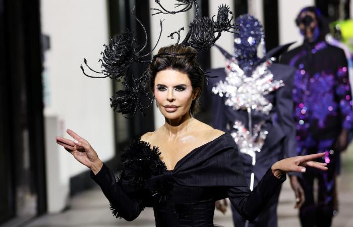 أقنعة مخيفة وغامضة.. عرض أزياء يثير الذعر في باريس