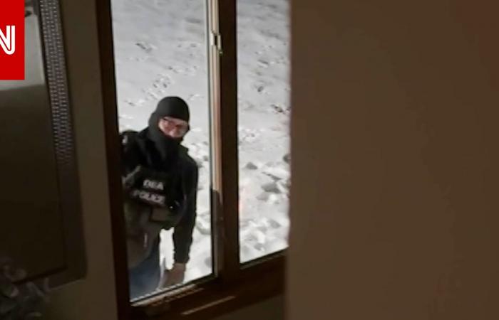 متابعة: صحفية توثق لحظة اعتقالها من منزلها بعد تصويرها احتجاجا في كنيسة بمنيسوتا