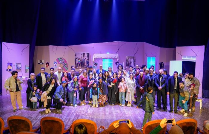 «على
      كيفك
      ميل»...
      مسرحية
      كوميدية
      تحتفي
      بـ«نوستالجيا»
      التسعينات
      في
      مصر