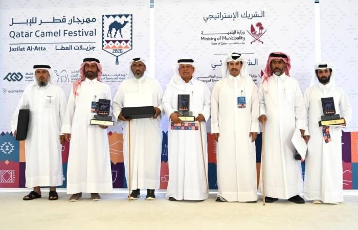 تكريم لجنة «التشبيه والتسنين»