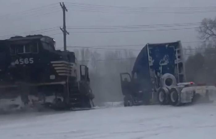 شاهد.. لحظة اصطدام قطار بشاحنة عالقة على سكة حديد مغطاة بالثلوج