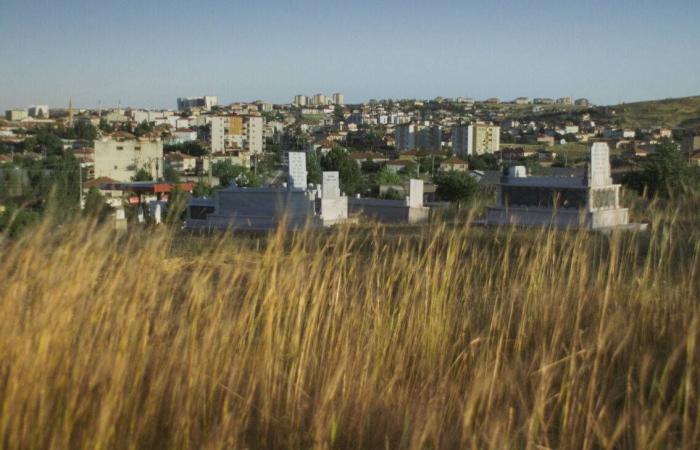 «متران
      مربعان»...
      رحلة
      إنسانية
      بين
      الموت
      والانتماء
      في
      أوروبا