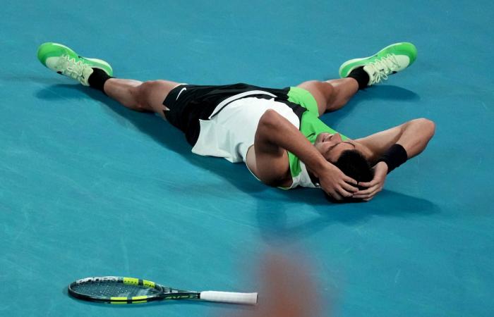 «أستراليا
      المفتوحة»:
      ألكاراس
      يكمل
      رباعية
      الـ«غراند
      سلام»
      بفوزه
      على
      ديوكوفيتش